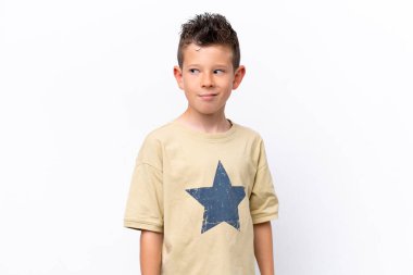 Beyaz arka planda izole edilmiş küçük beyaz çocuk yan bakarken şüpheleri var.