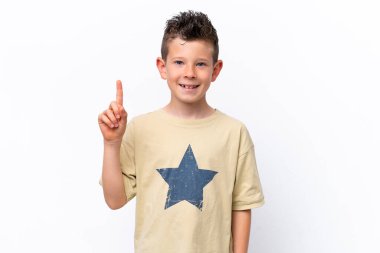 Beyaz arka planda izole edilmiş beyaz çocuk harika bir fikre işaret ediyor.