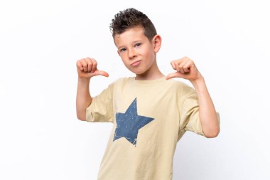 Beyaz arka planda soyutlanmış, gururlu ve kendini beğenmiş beyaz bir çocuk.