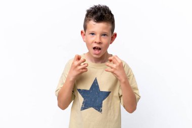 Beyaz arka planda izole edilmiş küçük beyaz çocuk kötü bir durum yüzünden hayal kırıklığına uğradı.