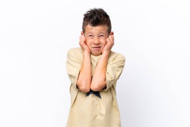 Beyaz arka planda izole edilmiş küçük beyaz çocuk hayal kırıklığına uğramış ve kulaklarını kapatmış.