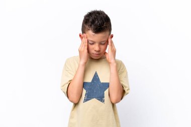 Beyaz arka planda izole edilmiş, başı ağrıyan beyaz bir çocuk.