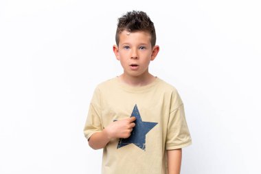 Beyaz arka planda izole edilmiş beyaz çocuk kendini işaret ediyor.