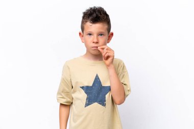 Beyaz arka planda izole edilmiş küçük beyaz çocuk sessizlik işareti gösteriyor.