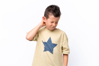 Beyaz arka planda boynu ağrıyan beyaz bir çocuk.