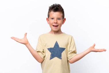 Beyaz arka planda izole edilmiş küçük beyaz çocuk şok olmuş yüz ifadesi ile