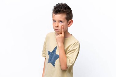 Beyaz arka planda izole edilmiş küçük beyaz çocuk bir şey gösteriyor.