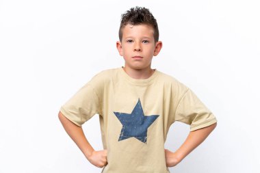 Beyaz arka planda izole edilmiş küçük beyaz çocuk kızgın.