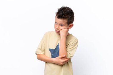 Beyaz arka planda izole edilmiş, yorgun ve sıkılmış bir yüzü olan beyaz bir çocuk.