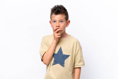 Beyaz arka planda izole edilmiş küçük beyaz çocuk sağa bakarken şaşırdı ve şok oldu.