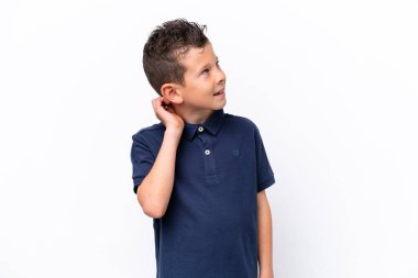 Beyaz arka planda izole edilmiş küçük beyaz çocuk bir fikir düşünüyor.