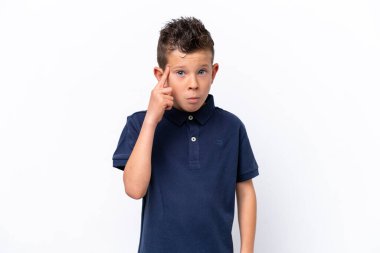 Beyaz arka planda izole edilmiş küçük beyaz çocuk bir fikir düşünüyor.