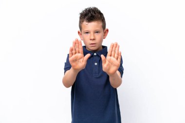 Beyaz arka planda izole edilmiş beyaz çocuk dur hareketi yapıyor ve hayal kırıklığına uğruyor.