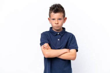 Beyaz arka planda, mutsuz bir ifadeyle izole edilmiş küçük beyaz çocuk.