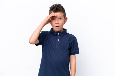 Beyaz arka planda izole edilmiş küçük beyaz çocuk bir şey fark etti ve çözüme niyetlendi.