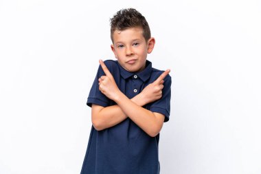 Beyaz arka planda izole edilmiş küçük beyaz çocuk yan taraftakilerin şüphelerini işaret ediyor.