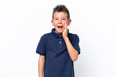 Beyaz arka planda izole edilmiş küçük beyaz çocuk ağzı açık bağırıyor.