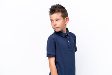 Beyaz arka planda izole edilmiş küçük beyaz çocuk. Portre