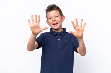 Beyaz arka planda izole edilmiş beyaz çocuk parmaklarıyla 10 'a kadar sayıyor.