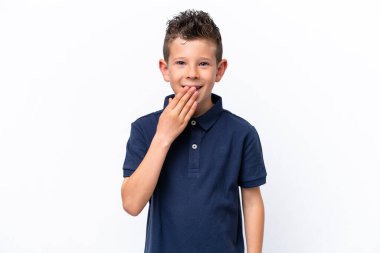 Beyaz arka planda izole edilmiş küçük beyaz çocuk mutlu ve gülümsüyor.