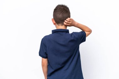 Beyaz arka planda izole edilmiş küçük beyaz çocuk arka planda ve düşünüyor