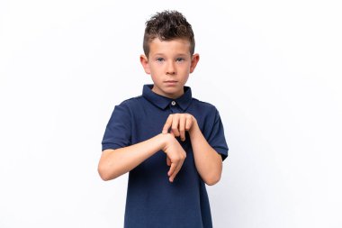 Beyaz arka planda izole edilmiş küçük beyaz çocuk geç kalma hareketi yapıyor.