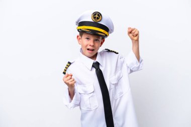 Küçük pilot çocuk beyaz arka planda izole edilmiş zaferi kutluyor.