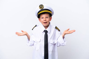Küçük pilot çocuk beyaz arka planda izole edilmiş, şok olmuş yüz ifadesi var.