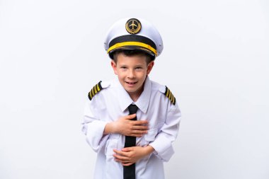 Küçük pilot çocuk beyaz arka planda izole edilmiş, çok gülümsüyor.