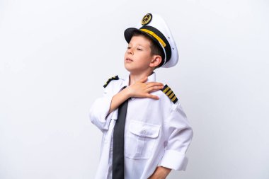 Küçük pilot çocuk, beyaz arka planda izole edilmiş omuz ağrısından muzdarip.