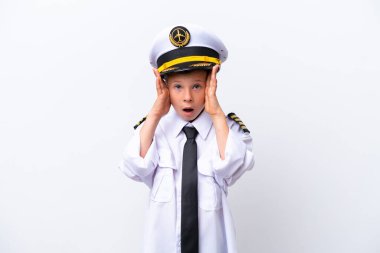 Küçük pilot çocuk sürpriz bir ifadeyle beyaz arka planda izole edilmiş.