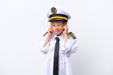 Küçük pilot çocuk beyaz arka planda izole edilmiş hayal kırıklığına uğramış ve kulaklarını kapatmış.