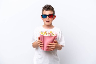 Beyaz arka planda üç boyutlu gözlüklü ve elinde koca bir kova patlamış mısır tutan beyaz tenli bir çocuk.