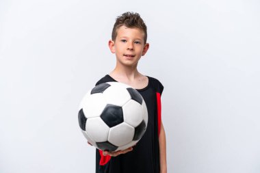 Beyaz arka planda, futbol topuyla izole edilmiş küçük beyaz çocuk.
