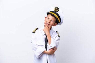 Küçük pilot çocuk beyaz arka planda izole edilmiş mutlu ve gülümsüyor.