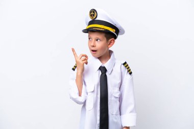 Küçük pilot çocuk beyaz arka planda izole edildi. Çözümü bulmak için parmağını kaldırdı.