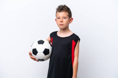 Beyaz arka planda, futbol topuyla izole edilmiş küçük beyaz çocuk.