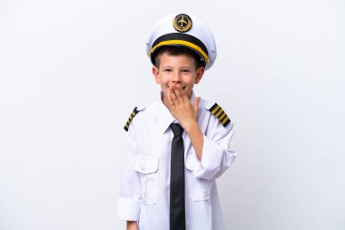 Küçük pilot çocuk beyaz arka planda izole edilmiş mutlu ve gülümsüyor.