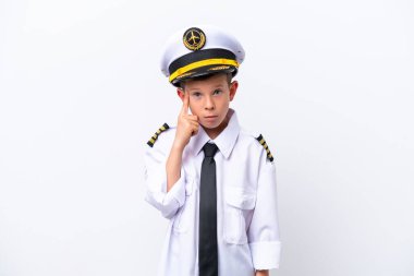Küçük pilot çocuk beyaz arka planda izole edilmiş bir fikir düşünüyor.