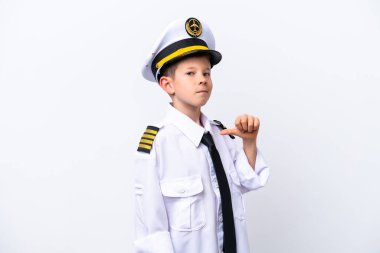 Küçük pilot çocuk beyaz arka planda kendini beğenmiş ve gururlu.