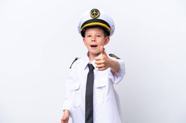 Küçük pilot çocuk beyaz arka planda izole edildi. Başparmakları havada çünkü iyi bir şey oldu.