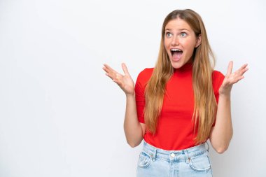 Beyaz arka planda yüzü sürpriz bir ifadeyle izole edilmiş beyaz bir kadın.
