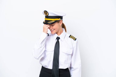 Beyaz arka planda izole edilmiş Kafkas pilot kadın kahkahalar atıyor.