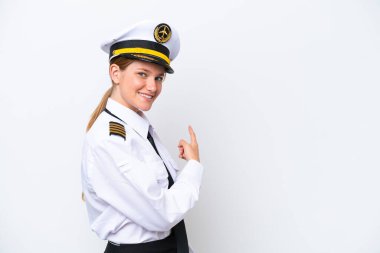 Beyaz arka planda izole edilmiş Kafkas pilot kadın.