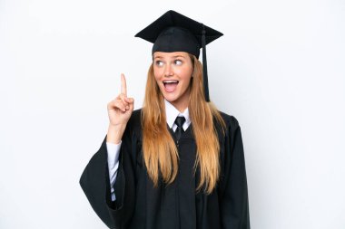 Genç üniversite mezunu beyaz arka planda izole edilmiş beyaz bir kadın çözümü bulmak için parmağını kaldırıyor.