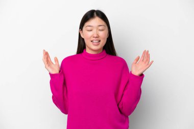 Genç Çinli bir kadın beyaz arka planda izole edilmiş, gülümsüyor.