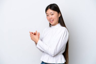 Genç Çinli kadın beyaz arka planda izole edilmiş alkışlıyor.