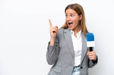 Beyaz arka planda izole edilmiş beyaz TV sunucusu genç kadın çözümü fark etmek için parmağını kaldırıyor.