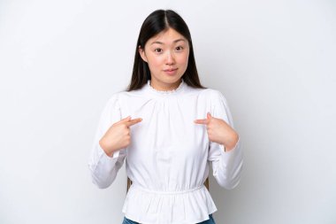 Beyaz arka planda izole edilmiş genç Çinli kadın kendini işaret ediyor.