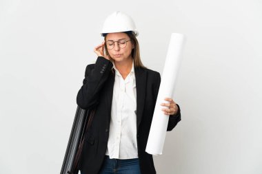 Miğferli, orta yaşlı bir mimar kadın. Başı ağrıyan, izole edilmiş bir geçmişin planlarını tutuyor.